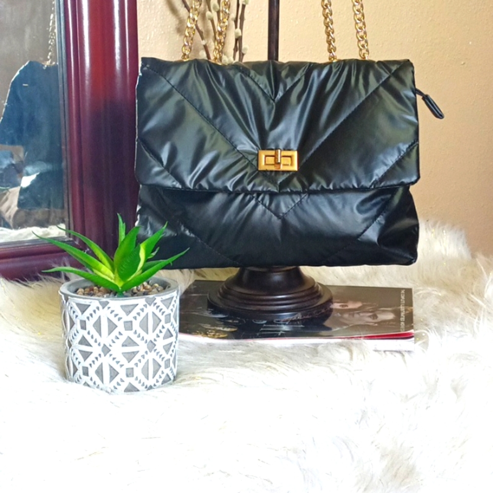 Black puffer shoulder bag!